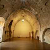 ...e l�Aula Sveva. Entrambe caratterizzate da volte a botte ogivali e muri a conci di pietra a corsi regolari...